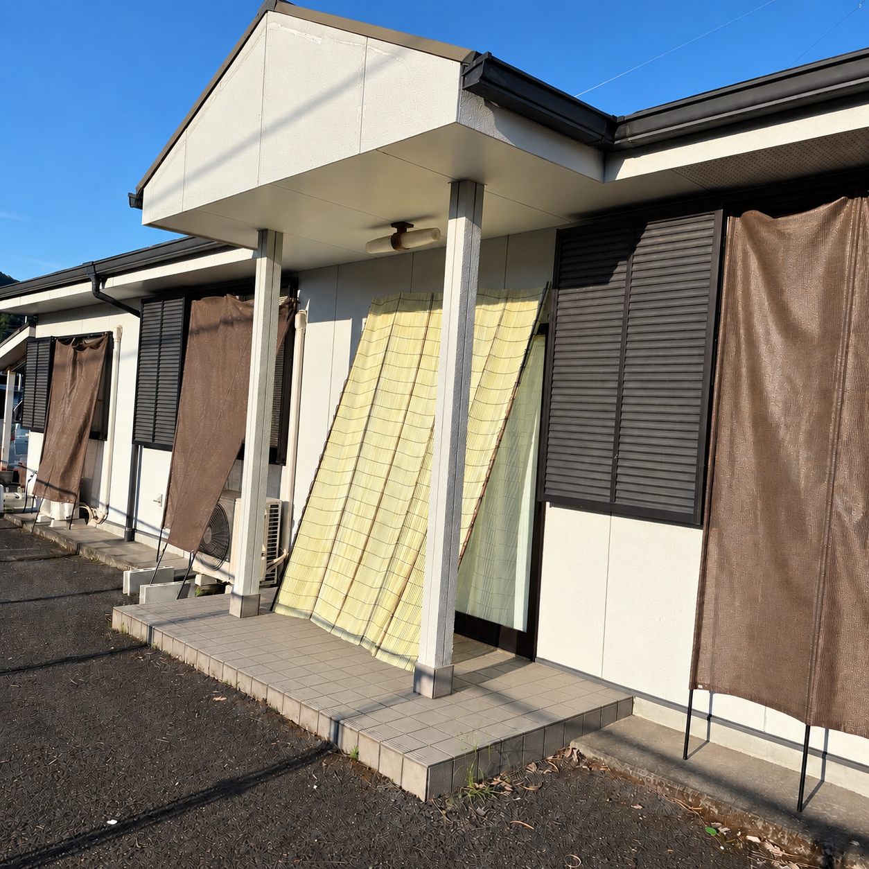 ライフ・スタイルの建物外観。日よけの下に出入口があります。